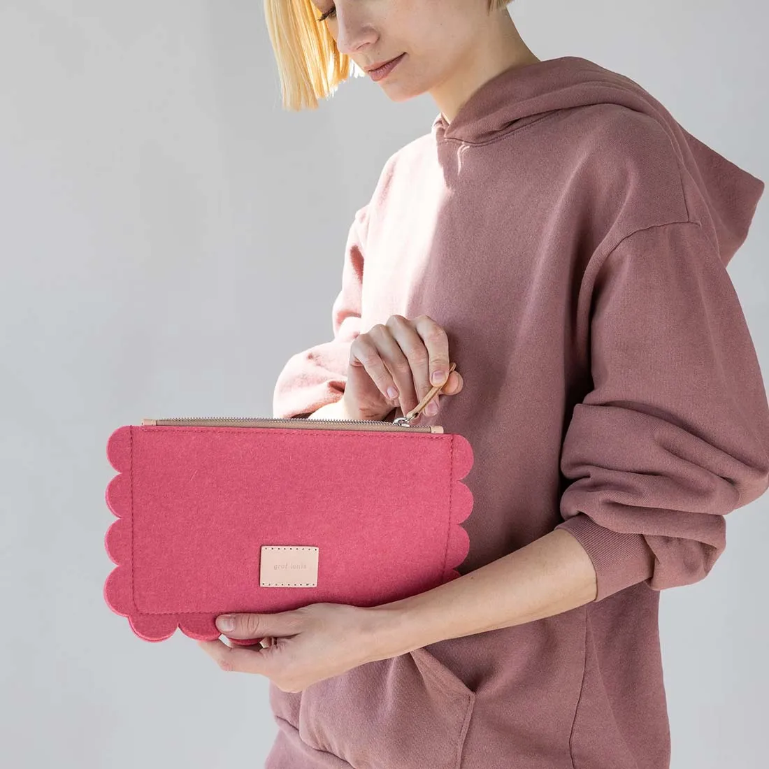 Lyche Deco Edge Scallop Felt Pouch